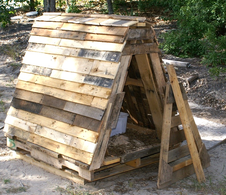 Pallet Dog House